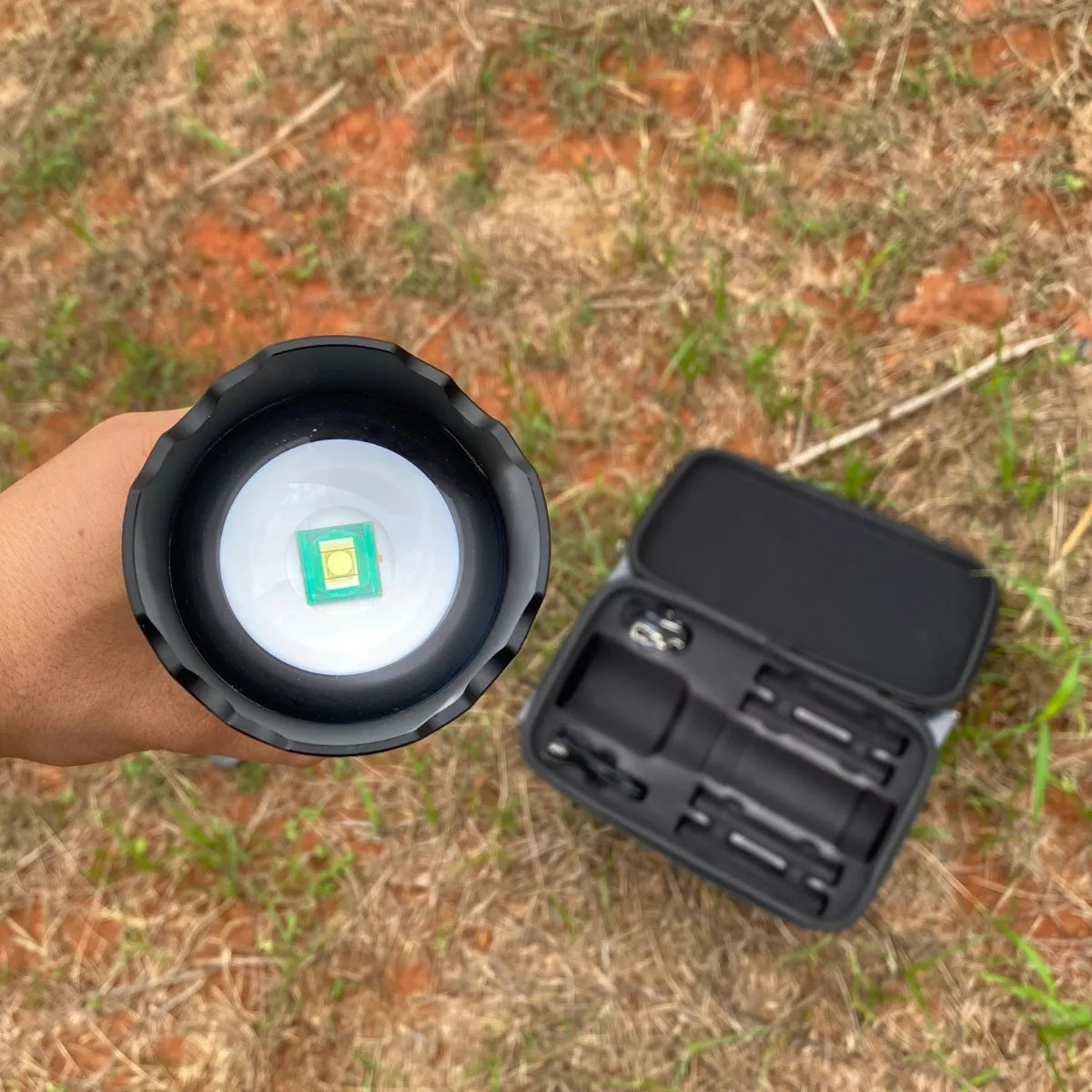 Lanterna LED Profissional Grannus Recarregável com Zoom – Bateria 30.000mAh